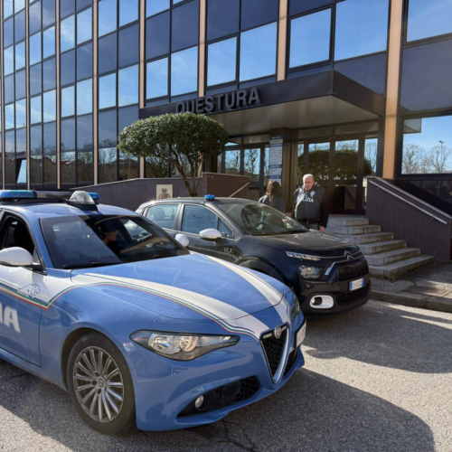 Insulti razzisti, terribili vessazioni e violenze anche contro i figli: Polizia “libera” famiglia