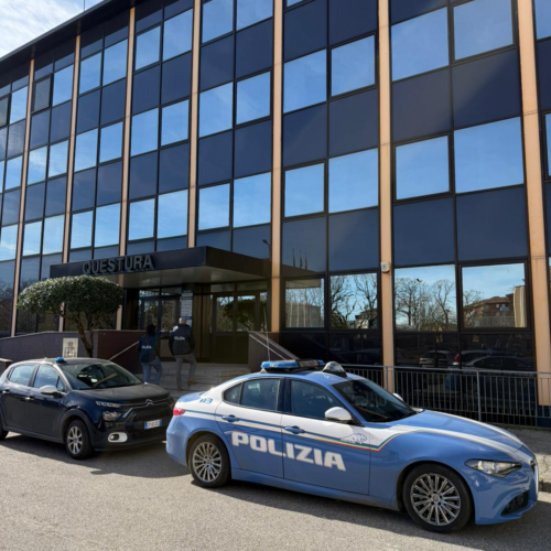 Genitori in pericolo per le condotte del figlio: Polizia arresta 41enne per tutelarli