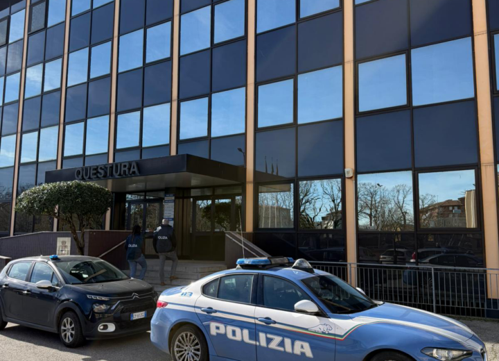 sorpreso a rubare nelle auto in un parcheggio: bloccato grazie a cittadino e Polizia