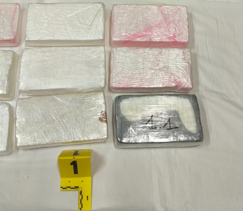 Vede la Polizia e sterza nell’area di servizio: Stradale scopre così oltre 10 chili di cocaina