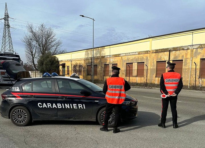 Aggredisce la commessa di un negozio a Novi e porta via i soldi: denunciato