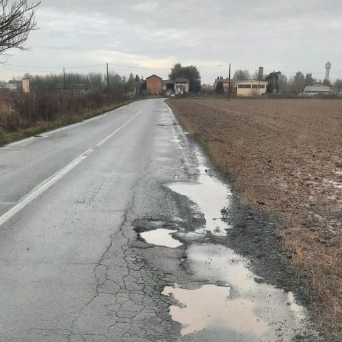 Manto stradale sbriciolato e tante buche: automobilisti chiedono interventi immediati