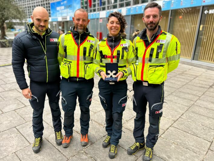 Con la Rosa Camuna 2026 il grazie di Regione Lombardia ai soccorritori di Crans-Montana