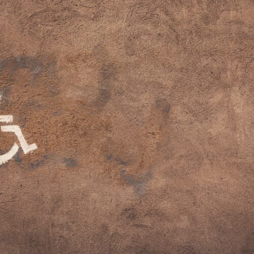 Il posto per disabili sempre occupato per ‘2 minuti’ o ‘il caffè al bar’: “Violenza in piena regola”