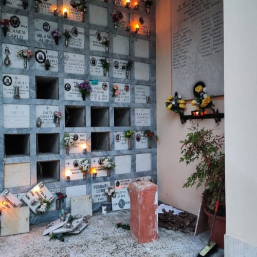 Tombe profanate a Gambarana per rubare rame: danneggiati sei ossari