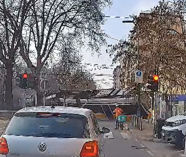 Tram deraglia a Milano: due morti e 39 feriti. Il drammatico momento dello schianto contro un palazzo