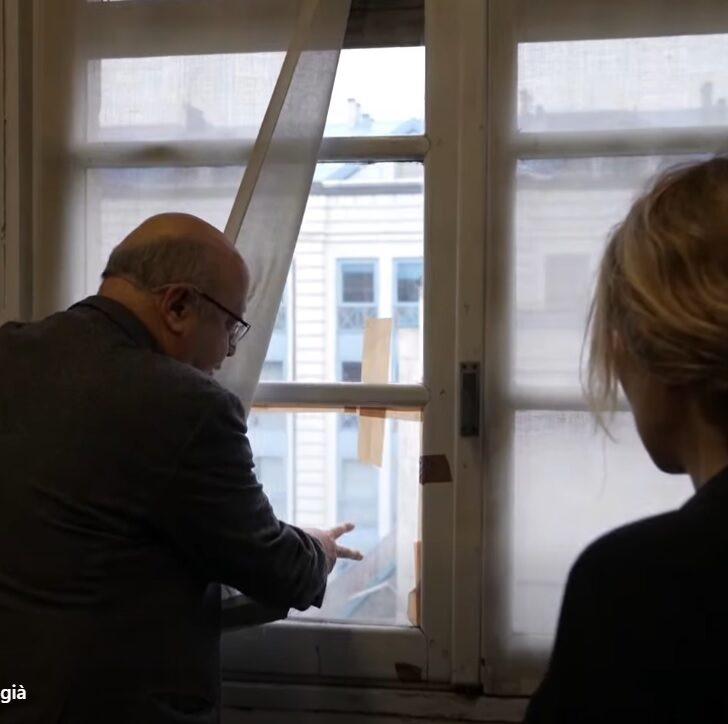 Scotch alle finestre, sedie scucite, muri scrostati: il Tribunale di Alessandria raccontato a “Presa Diretta”