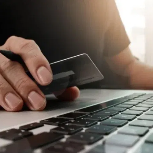 Trading online, come funziona la truffa dei “guadagni facili” che ha fatto sparire 346 mila euro dai conti degli alessandrini