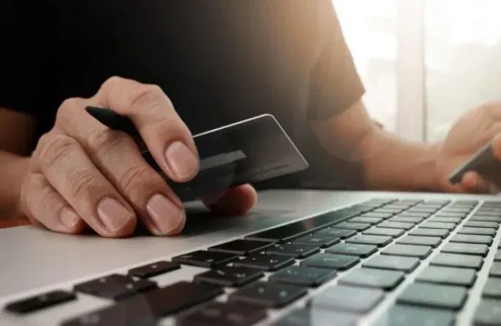 Trading online, come funziona la truffa dei “guadagni facili” che ha fatto sparire 346 mila euro dai conti degli alessandrini