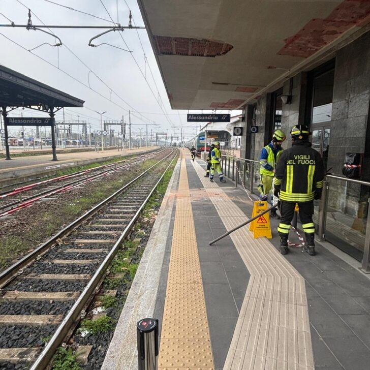 Cede parte di intonaco da una pensilina in stazione ad Alessandria. Area delimitata