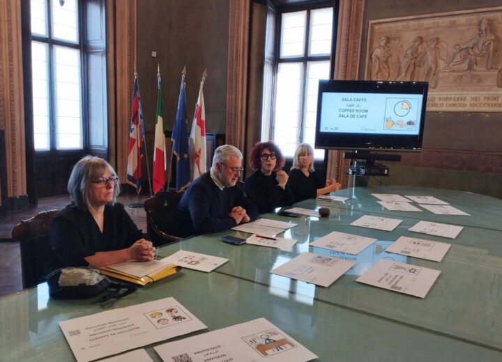 Alessandria sperimenta la segnaletica inclusiva: simboli CAA, font leggibili e tecnologia per abbattere le barriere