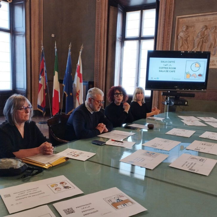 Alessandria sperimenta la segnaletica inclusiva: simboli CAA, font leggibili e tecnologia per abbattere le barriere