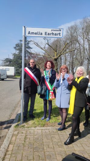 Alessandria intitola un piazzale ad Amelia Earhart, pioniera dei cieli e dell’emancipazione femminile