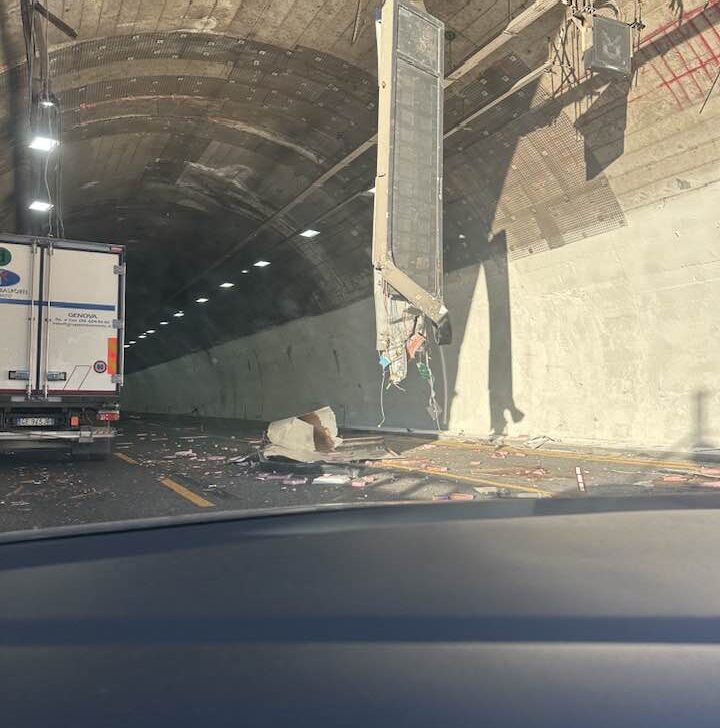 Cede pannello luminoso sulla A10: traffico in tilt