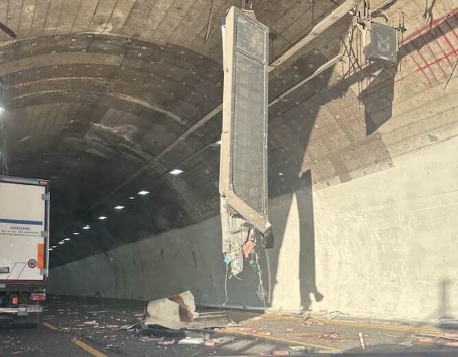 Cede pannello luminoso sulla A10: traffico in tilt