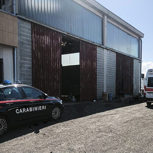 Precipita dal tetto di un capannone. Lavoratore portato in ospedale in gravi condizioni