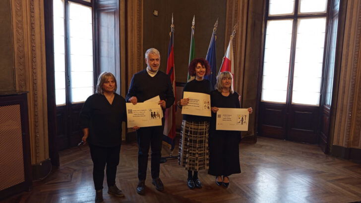 Alessandria sperimenta la segnaletica inclusiva: simboli CAA, font leggibili e tecnologia per abbattere le barriere