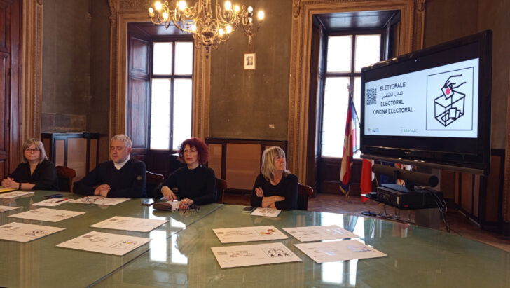 Alessandria sperimenta la segnaletica inclusiva: simboli CAA, font leggibili e tecnologia per abbattere le barriere