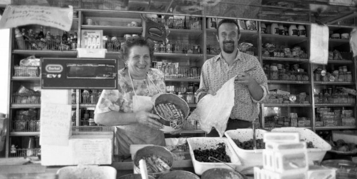 “Vetrine nel tempo”: 80 scatti raccontano il commercio pavese