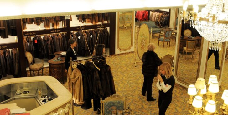 “Vetrine nel tempo”: 80 scatti raccontano il commercio pavese