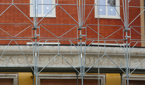 “Qui il sacrificio diventa idea”: spunta una scritta alla Casa del Mutilato di Alessandria durante i lavori