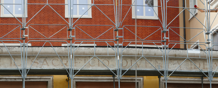 “Qui il sacrificio diventa idea”: spunta una scritta alla Casa del Mutilato di Alessandria durante i lavori