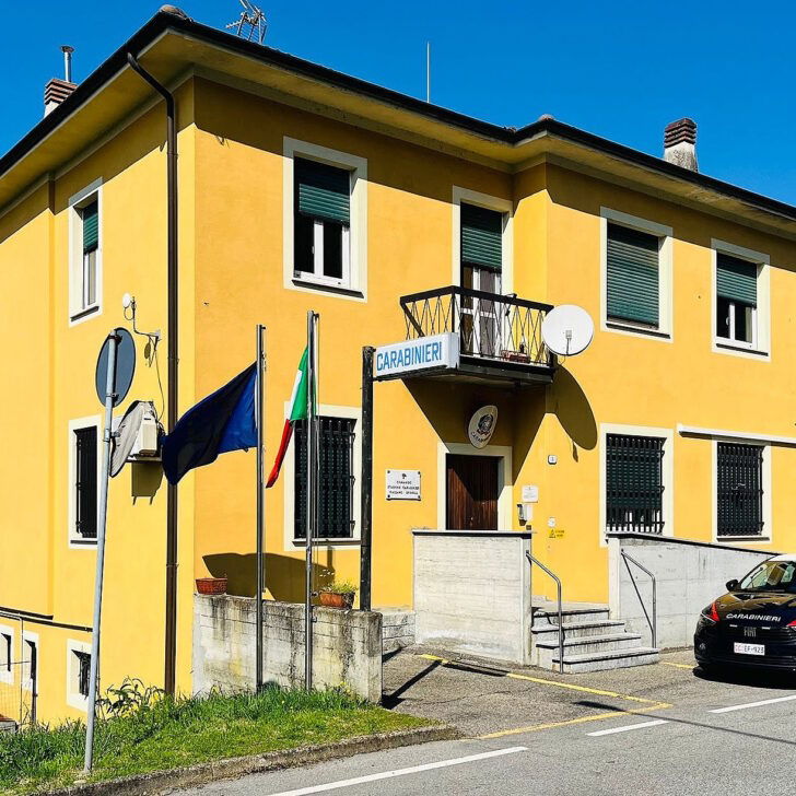 Furto nel parcheggio del supermercato: rubano la carta di credito e fanno spese per 1700 euro