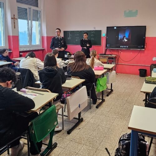 I Carabinieri incontrano gli studenti di Fubine: a scuola una lezione su legalità, bullismo e rischi online