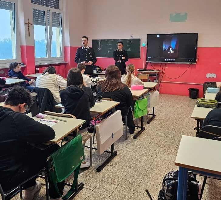I Carabinieri incontrano gli studenti di Fubine: a scuola una lezione su legalità, bullismo e rischi online