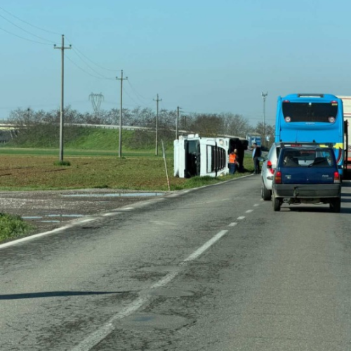 Mezzo pesante si ribalta a bordo strada sulla provinciale verso Lobbi
