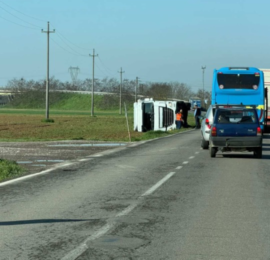 Mezzo pesante si ribalta a bordo strada sulla provinciale verso Lobbi