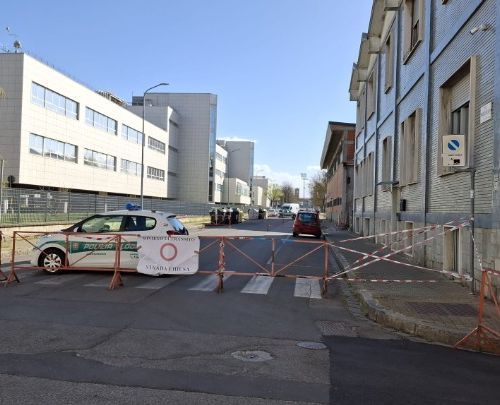 Cadono pezzi di lamiera agli Orti: vie transennate