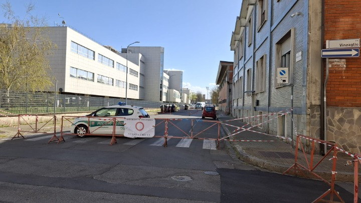 Cadono pezzi di lamiera agli Orti: vie transennate