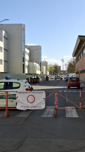 Cadono pezzi di lamiera agli Orti: vie transennate