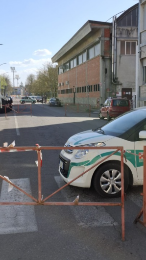 Cadono pezzi di lamiera agli Orti: vie transennate