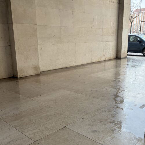 Ripulito il porticato della ex Banca d’Italia dopo il richiamo sindaco