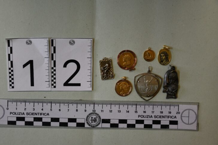 Si fingono carabinieri e rubano 3 chili d’oro a un’anziana. Arrestati dopo tentativo di fuga