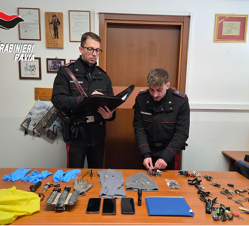 Bloccati prima di scappare con una macchina operatrice: tre arrestati a Candia