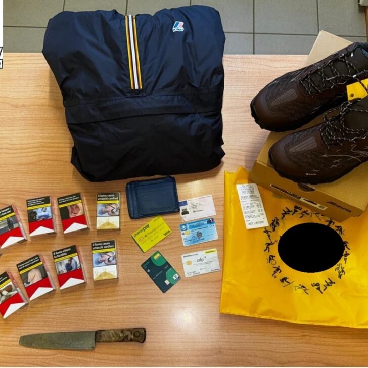 Denunciato per furto di carta di credito. Nell’auto anche un coltello