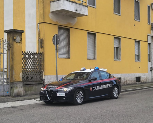 Derubano una 74enne ma i Carabinieri rintracciano l’auto su cui erano scappati e li denunciano