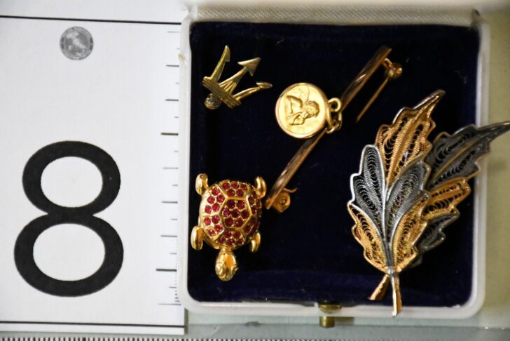 Si fingono carabinieri e rubano 3 chili d’oro a un’anziana. Arrestati dopo tentativo di fuga