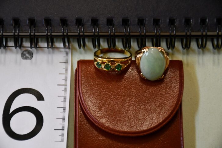 Si fingono carabinieri e rubano 3 chili d’oro a un’anziana. Arrestati dopo tentativo di fuga