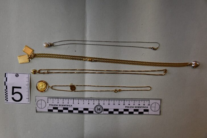 Si fingono carabinieri e rubano 3 chili d’oro a un’anziana. Arrestati dopo tentativo di fuga