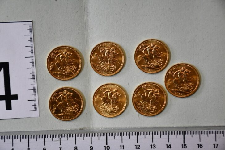 Si fingono carabinieri e rubano 3 chili d’oro a un’anziana. Arrestati dopo tentativo di fuga