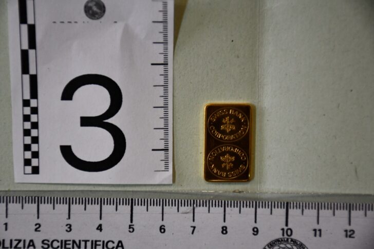 Si fingono carabinieri e rubano 3 chili d’oro a un’anziana. Arrestati dopo tentativo di fuga