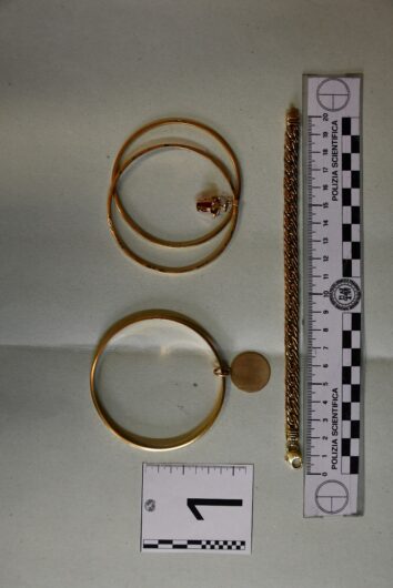 Si fingono carabinieri e rubano 3 chili d’oro a un’anziana. Arrestati dopo tentativo di fuga