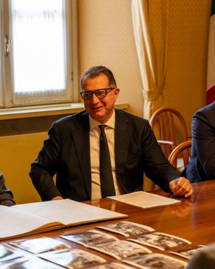 “Vetrine nel tempo”: 80 scatti raccontano il commercio pavese