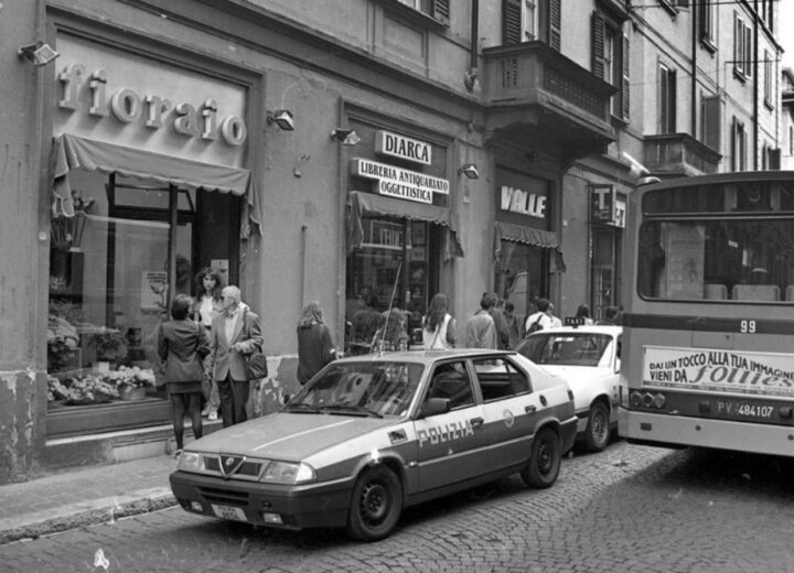 “Vetrine nel tempo”: 80 scatti raccontano il commercio pavese