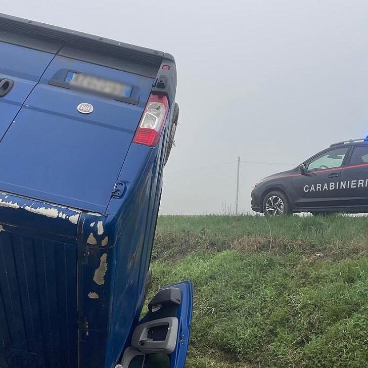 Furgone ribaltato sulla provinciale: Carabinieri impegnati nel ricostruire l’incidente
