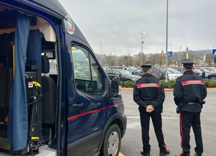 Sorpresa a rubare vestiti al centro commerciale di Serravalle: arrestata